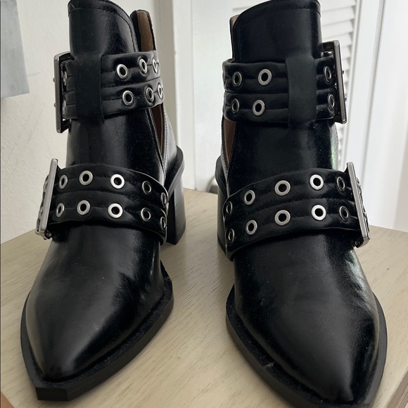 Steve Madden Black Ankle Booties with Buckle Detail   perfect condition - Picture 1 of 4
